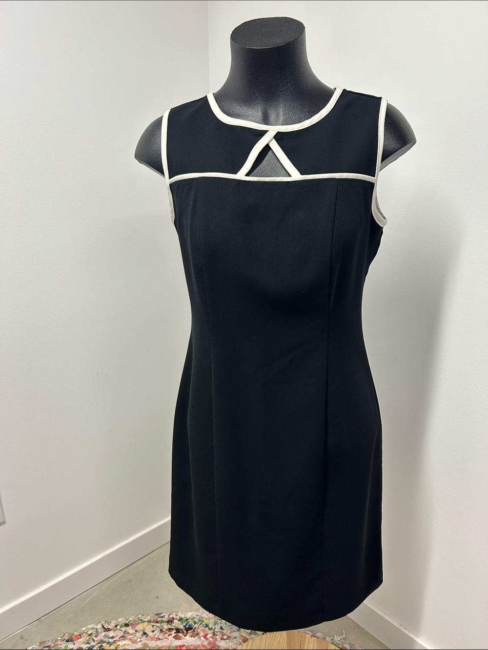 CDC Black White Contrast Keyout Shift Dress Sheath Sleeveless Size 6